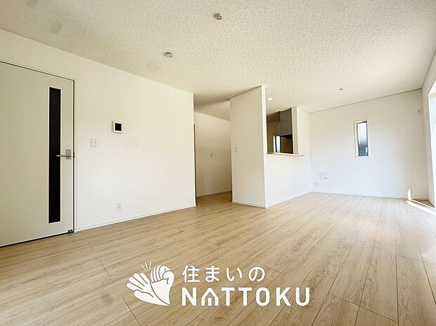 【現地写真(リビング)】フローリング材には、木目、色調など木材特有の風合いがあり、ナチュラルな美しさになっています。