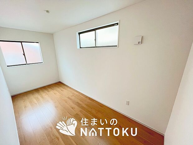 【現地写真(寝室)】木目の美しさを際立たせるシンプルデザインの建具を使用しています。