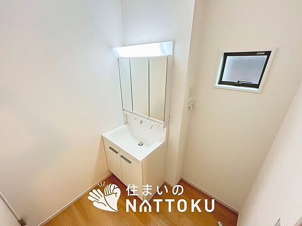 【洗面台・洗面所】鏡の両サイドは、必要なものを取出しやすく、大きな鏡面で朝の準備も快適。
使いやすいリフトアップ機能付きのシングルレバーシャワー水栓付です。