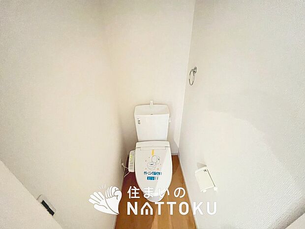 【トイレ】汚れてもサッとひと拭きでお手入れ簡単、エコ仕様の温水洗浄便座付きのトイレです。
バリアフリーにも配慮しています。