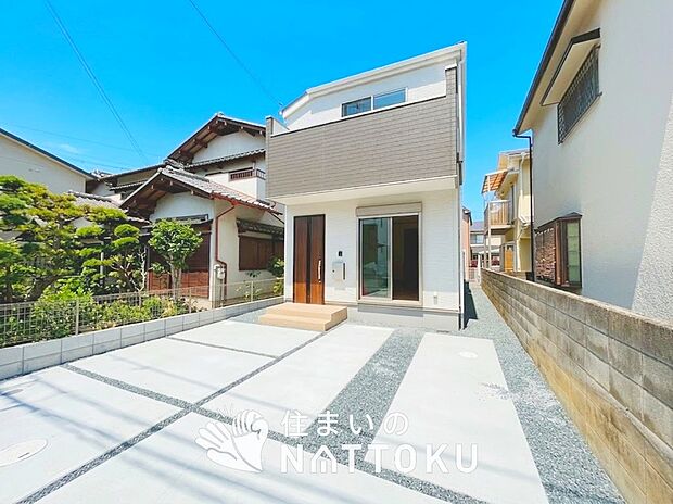 【現地写真（外観）】軽くて火災に強い屋根材を採用し、地震時の建物への負担や揺れを軽減しています。