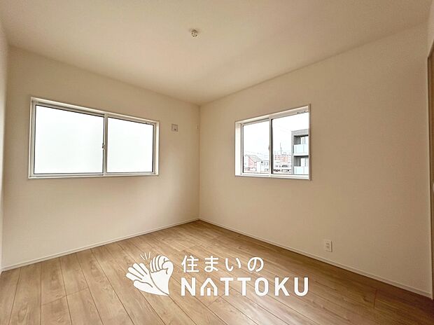 【現地写真(寝室)】木目の美しさを際立たせるシンプルデザインの建具を使用しています。