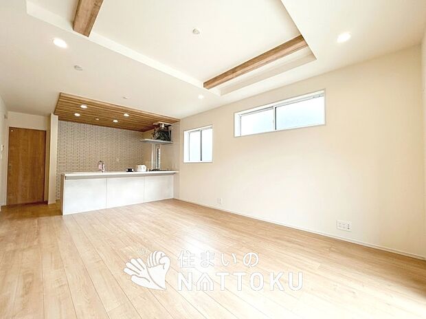 【現地写真(リビング)】フローリング材には、木目、色調など木材特有の風合いがあり、ナチュラルな美しさになっています。