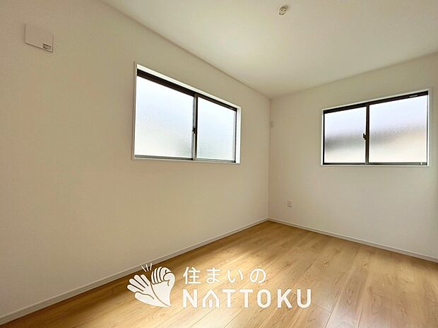 【現地写真(洋室)】木目の美しさを際立たせるシンプルデザインの建具を使用しています。