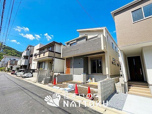 【現地写真(前道含む外観)】軽くて火災に強い屋根材を採用し、地震時の建物への負担や揺れを軽減しています。