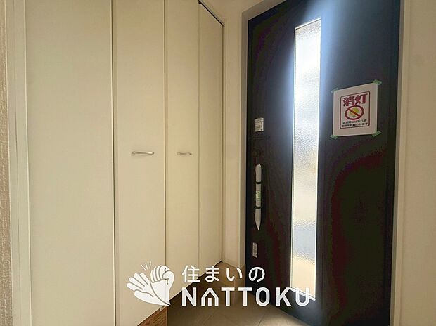 【現地写真(玄関)】玄関には、大型のシューズ収納を設置しています。
