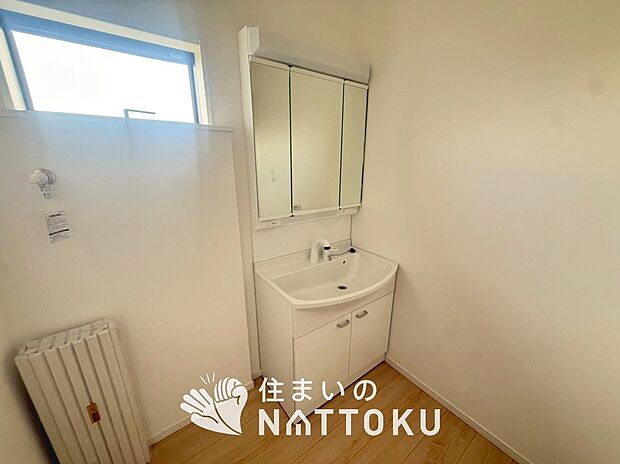 【洗面台・洗面所】鏡の両サイドは、必要なものを取出しやすく、大きな鏡面で朝の準備も快適。
使いやすいリフトアップ機能付きのシングルレバーシャワー水栓付です。