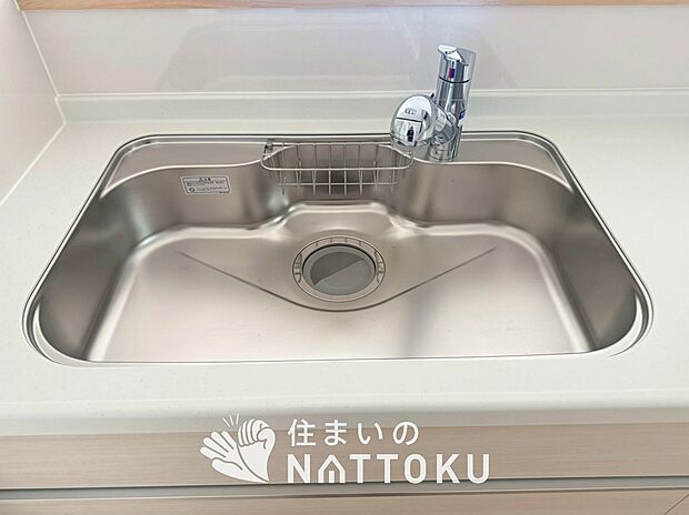 【浄水器内臓ハンドシャワー付シンク】広々とした凸型シンクに洗剤ポケットを標準装備。すっきり収納できます。
また、蛇口の先端に浄水器を内蔵しているため場所をとりません。