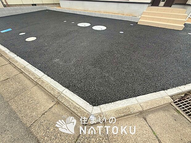 【現地写真(駐車場)】駐車スペースが広く、運転が苦手な方も安心です。