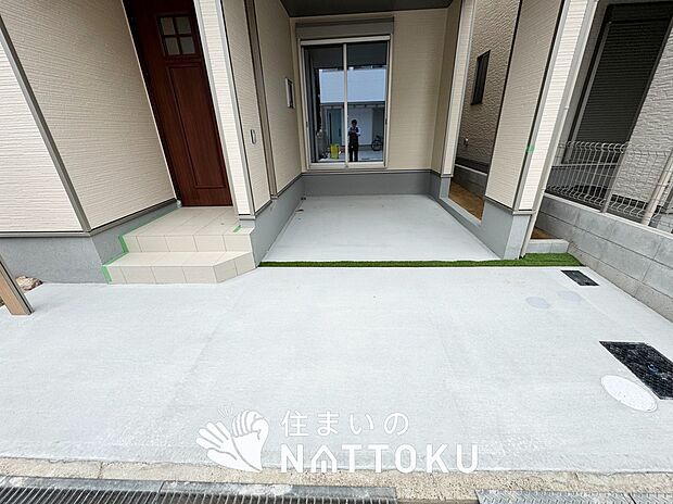 【現地写真(駐車場)】駐車スペースが広く、運転が苦手な方も安心です。