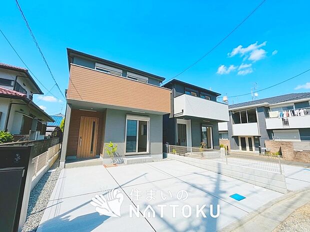 【現地写真(街並み)】がっしりとした骨組で安心、建築基準法で定められた壁量の1.3倍を確保しています。