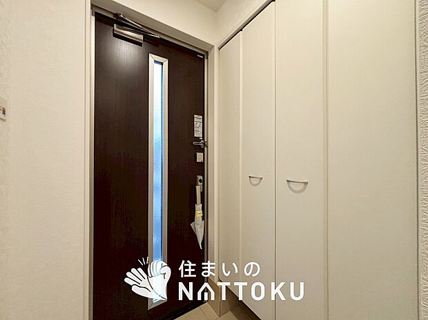 【現地写真(玄関)】玄関には、大型のシューズ収納を設置しています。
