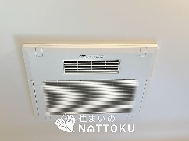 【浴室暖房換気乾燥機】寒い冬場はあたたかく、暑い夏場は扇風機のような心地よさです。
雨の日は、浴室が衣類乾燥スペースになります。