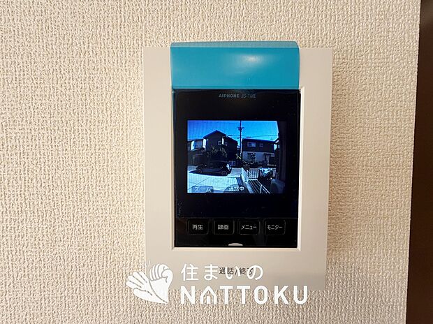 【TVモニター付インターホン】手放し通話ができ、送話表示灯で送話・受話状態が確認できます。
映像と音声で玄関先の様子をチェックできるモニター機能や、夜間の訪問者の顔も確認できるLEDライトを装備しています。