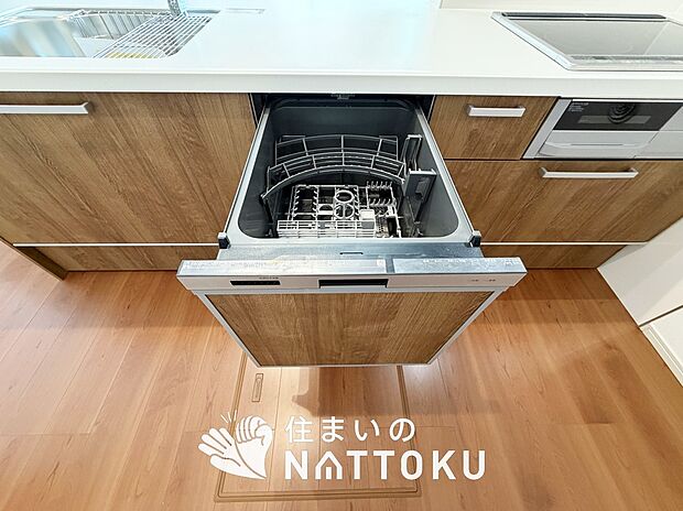 【食器洗い乾燥機】食後の時間にゆとりを与えてくれる食器洗い乾燥機。
操作ボタンも上面にあるので、腰をかがめずに操作ができラクラクです。