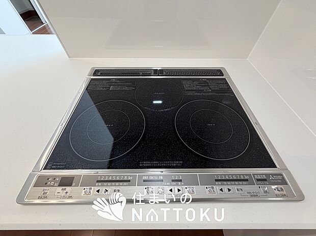 【ビルトインコンロ】フラットな構造で清掃性が高く、過熱防止センサー付3口タイプで日頃の家事も快適です。