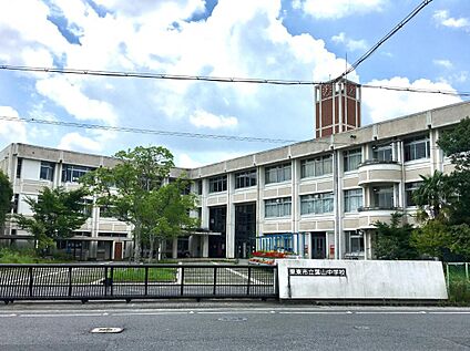 栗東市立葉山中学校 1800ｍ(徒歩23分)