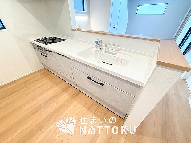 【現地写真（キッチン）】収納たっぷりのシステムキッチン、浄水器付水栓を標準装備しています。