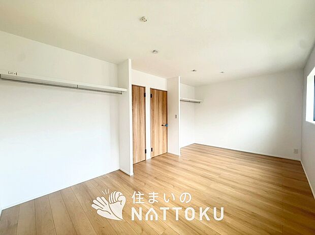 【現地写真（寝室）】木目の美しさを際立たせるシンプルデザインの建具を使用しています。