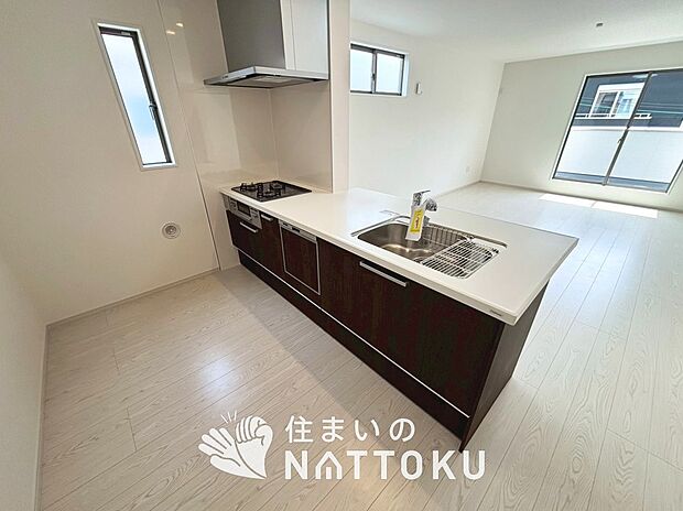 【現地写真(キッチン)】収納たっぷりのシステムキッチン、浄水器付水栓を標準装備しています。
