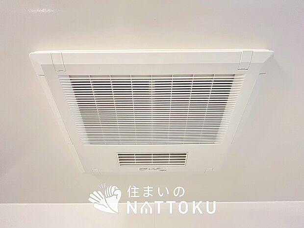 【浴室換気乾燥暖房機】寒い冬場はあたたかく、暑い夏場は扇風機のような心地よさです。
雨の日は、浴室が衣類乾燥スペースになります。