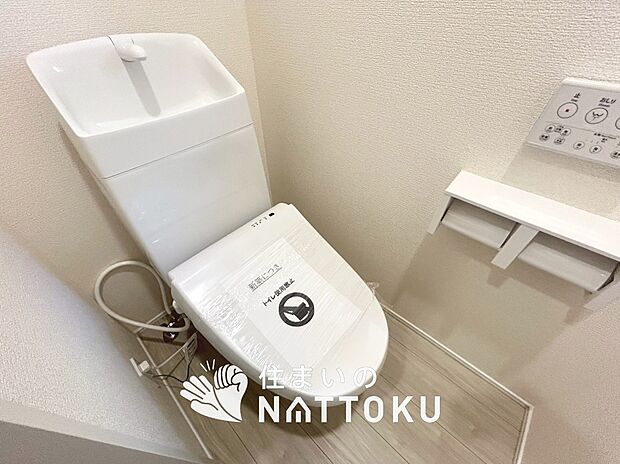 【トイレ】汚れてもサッとひと拭きでお手入れ簡単、エコ仕様の温水洗浄便座付きのトイレです。
バリアフリーにも配慮しています。