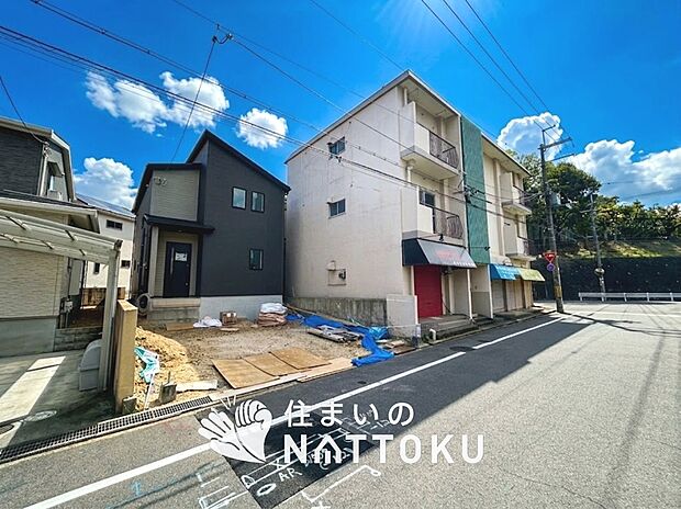 【現地写真(前道含む外観)】軽くて火災に強い屋根材を採用し、地震時の建物への負担や揺れを軽減しています。