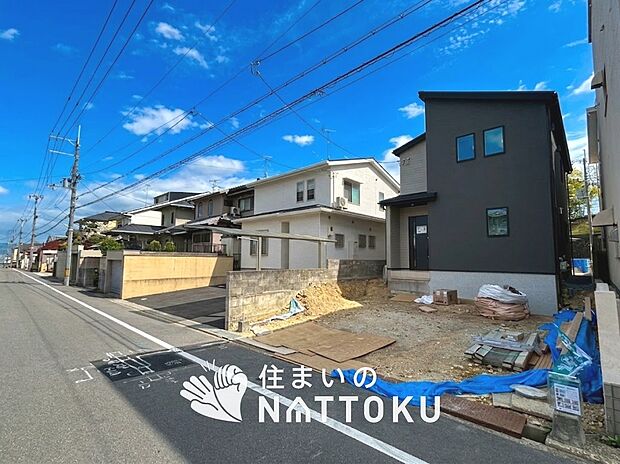 【現地写真(前道含む外観)】健康被害に配慮したもっとも安全性の高い建材を採用し、シックハウス対策をしております。