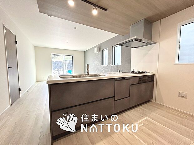 【現地写真(キッチン)】収納たっぷりのシステムキッチン、浄水器付水栓を標準装備しています。