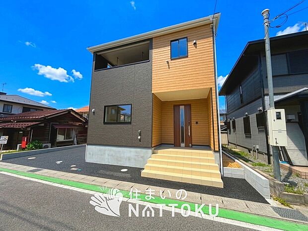 【現地写真(前道含む外観)】健康被害に配慮したもっとも安全性の高い建材を採用し、シックハウス対策をしております。