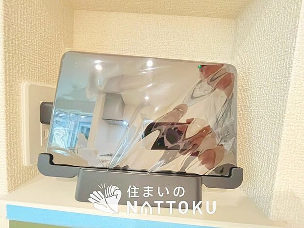 【TVモニター付インターホン】玄関の子機にカメラが付いており、来訪者の顔を確認できるため、音声だけの対応とは安心感が違います。
また、ハンズフリー通話で受話器を持つわずらわしさを解消できます。