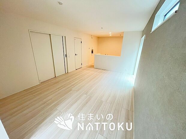 【現地写真（リビング）】フローリング材には、木目、色調など木材特有の風合いがあり、ナチュラルな美しさになっています。