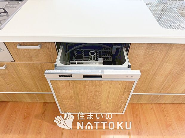 【食器洗い乾燥機】食後の時間にゆとりを与えてくれる食器洗い乾燥機。
操作ボタンも上面にあるので、腰をかがめずに操作ができラクラクです。
