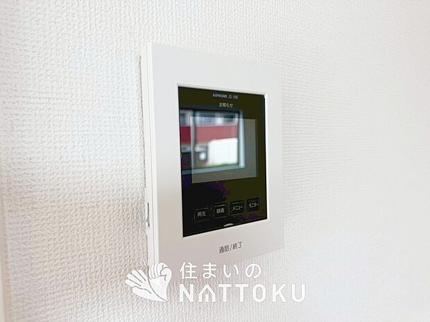 【TVモニター付インターホン】来訪者を画像と音声で確認できる、防犯性に優れた安心のシステム。
スッキリしたデザインで、誰でも簡単に操作できます。