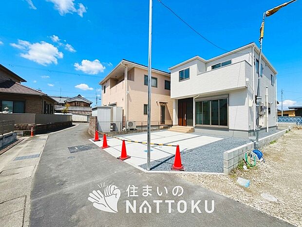 【現地写真（前道含む外観）】お引渡し後も無償の定期点検を行っており、暮らしの安心をお届けしています。