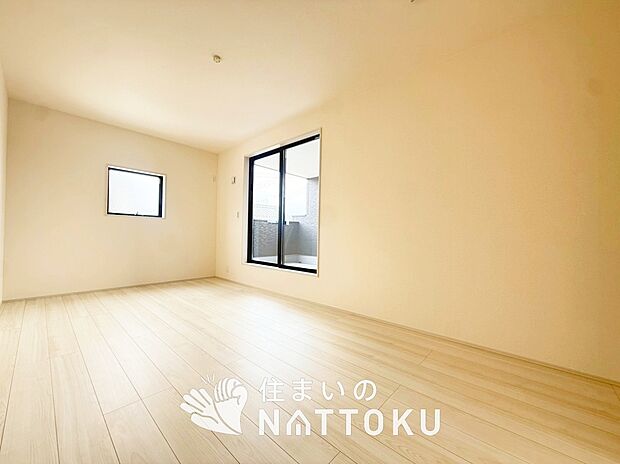 【現地写真（寝室）】木目の美しさを際立たせるシンプルデザインの建具を使用しています。