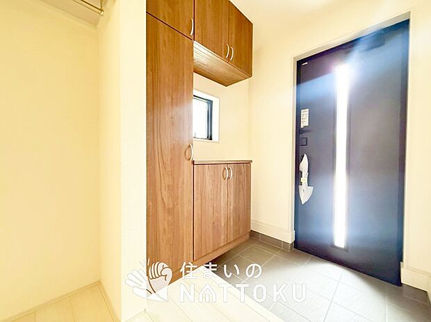 【現地写真（玄関）】玄関には、大型のシューズ収納を設置しています。