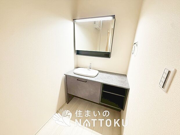 【洗面台・洗面所】鏡の両サイドは、必要なものを取出しやすく、大きな鏡面で朝の準備も快適。
使いやすいリフトアップ機能付きのシングルレバーシャワー水栓付です。
