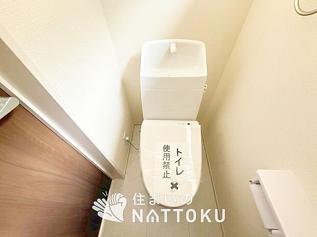 【トイレ】汚れてもサッとひと拭きでお手入れ簡単、エコ仕様の温水洗浄便座付きのトイレです。
バリアフリーにも配慮しています。
