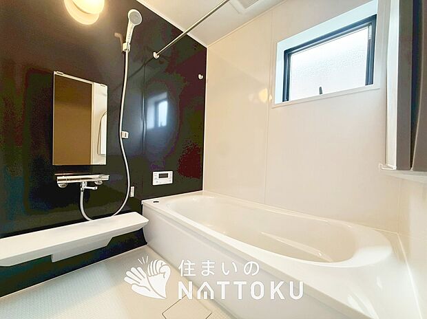 【現地写真（浴室）】浴室暖房乾燥機付き。１坪タイプで広々です。