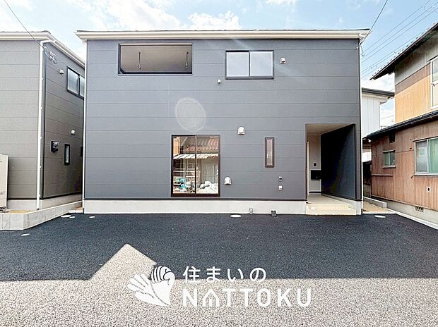 【現地写真(外観)【2号地】】軽くて火災に強い屋根材を採用し、地震時の建物への負担や揺れを軽減しています。