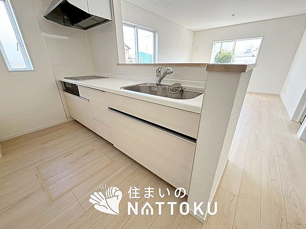 【現地写真(キッチン)】収納たっぷりのシステムキッチン、浄水器付水栓を標準装備しています。