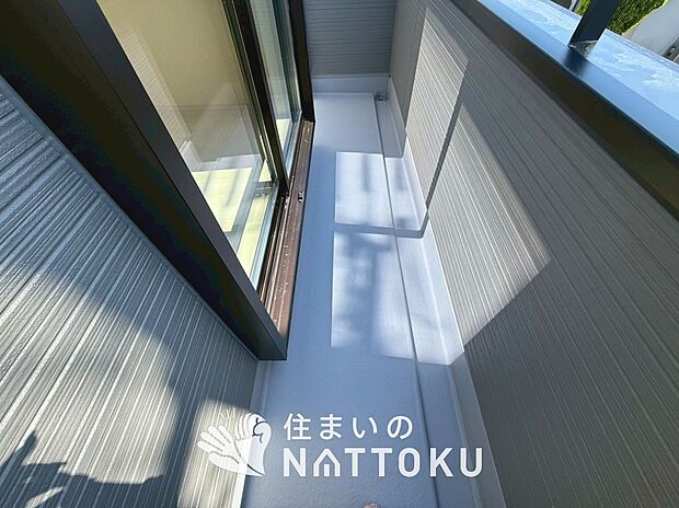 【バルコニー】奥行きが広く、洗濯物をゆったりと干せる十分な広さで、家族の洗濯も捗ります。