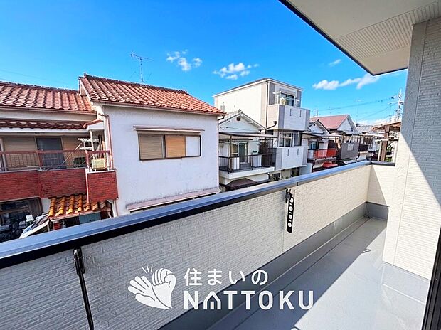 【バルコニー】奥行きが広く、洗濯物をゆったりと干せる十分な広さで、家族の洗濯も捗ります。