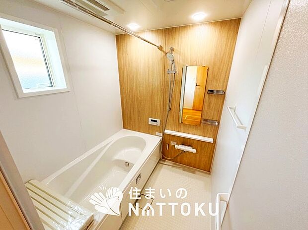 【現地写真(浴室)】浴室暖房乾燥機付き。1坪タイプで広々です。