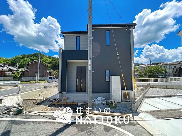 【現地写真(外観)【2号地】】軽くて火災に強い屋根材を採用し、地震時の建物への負担や揺れを軽減しています。