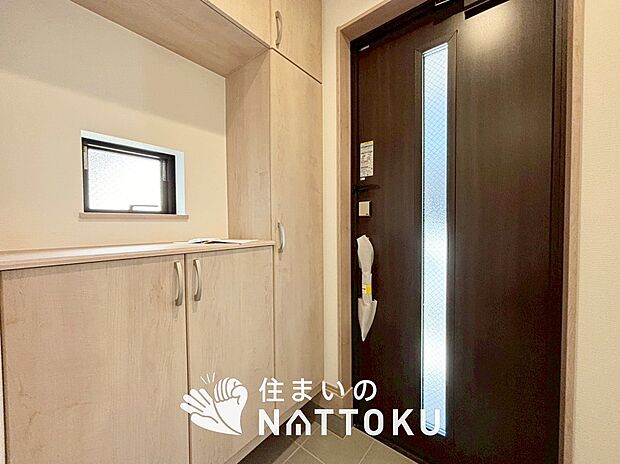 【現地写真(玄関)】玄関には、大型のシューズ収納を設置しています。