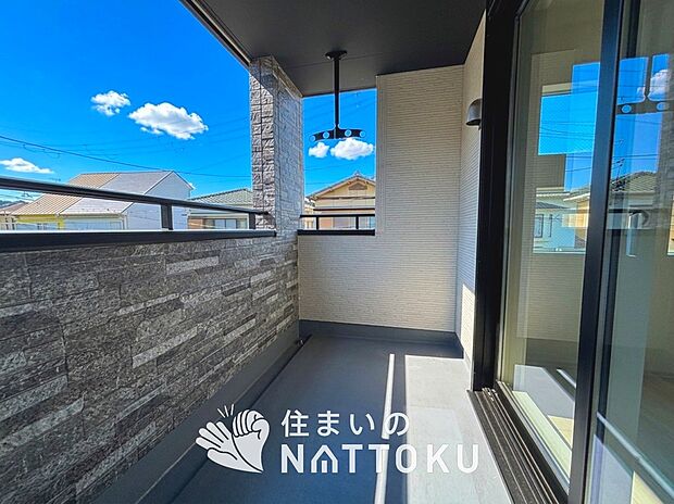 【バルコニー】奥行きが広く、洗濯物をゆったりと干せる十分な広さで、家族の洗濯も捗ります。