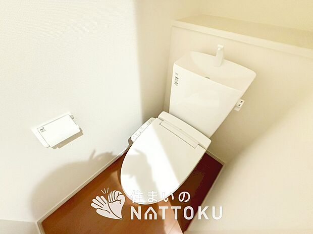 【トイレ】汚れてもサッとひと拭きでお手入れ簡単、エコ仕様の温水洗浄便座付きのトイレです。
バリアフリーにも配慮しています。