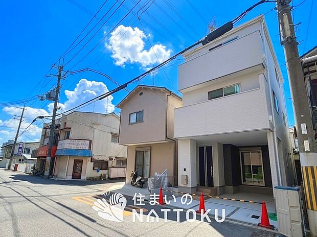 【現地写真(前道含む外観)】断熱性、気密性を高める工夫で一年中ずっと心地よく暮らせる、高気密・高断熱です。